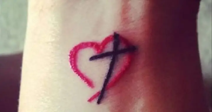 Tatuaje-de-cruz-en-la-muñeca-y-corazón