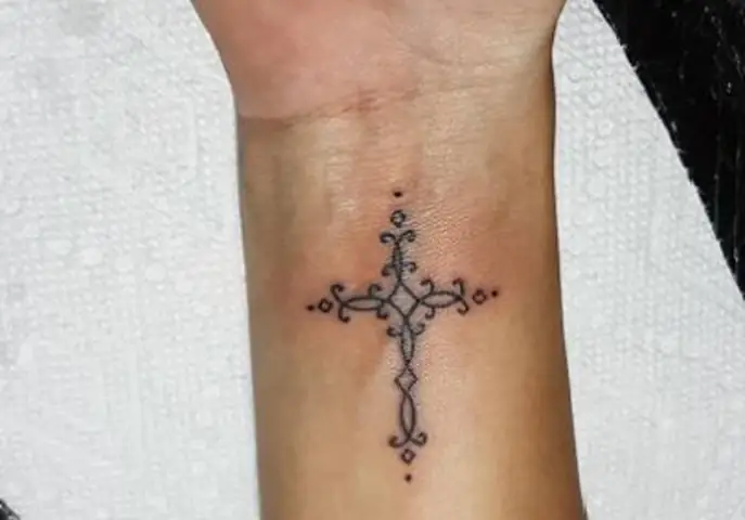 Tatuaje-de-cruz-tribal-en-la-muñeca