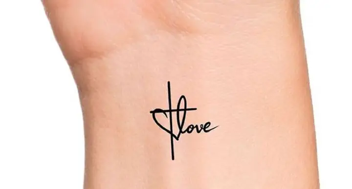 Tatuaje-de-cruz-en-la-muñeca-y-palabra