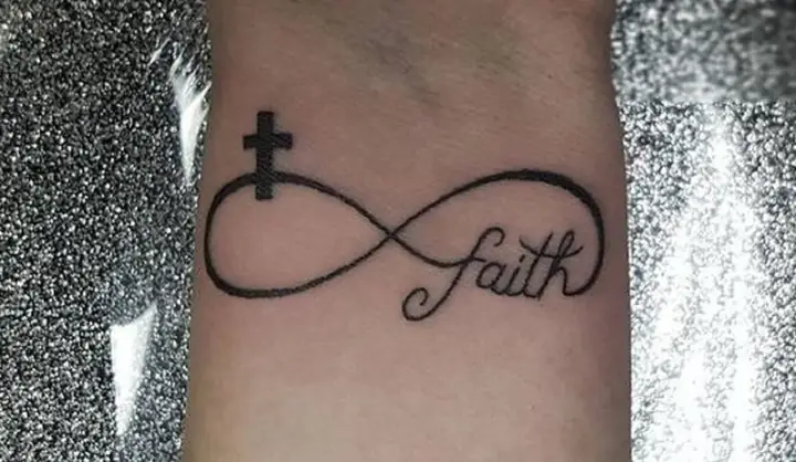 Tatuaje-de-cruz-en-la-muñeca-e-infinito