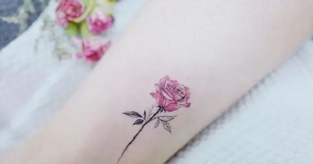 Cùng Khám Phá Hình Xăm Hoa Hồng Mini Ở Tay Lạ Mắt Và Thu Hút
