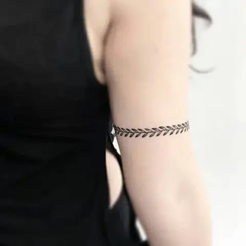 Hình Ảnh Cho Hình Xăm Vòng Tròn Ở Bắp Tay Nam: