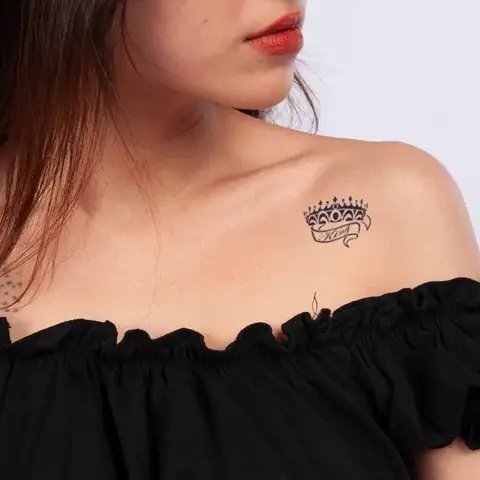 Hình Xăm Vương Miện Mini Trên Xương Quai Xanh