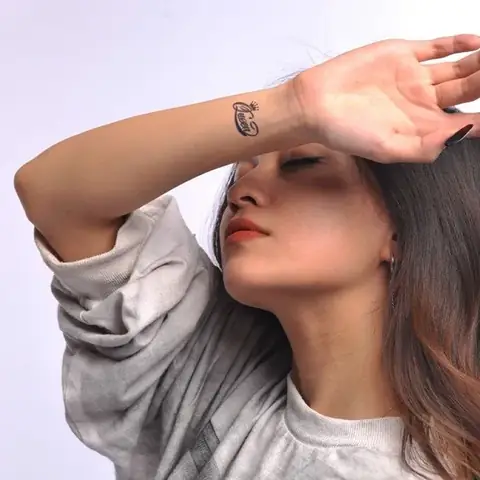 Hình Xăm Vương Miện Mini Cho Nữ Ở Cổ Tay
