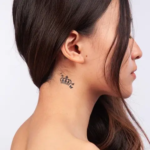 Hình Xăm Vương Miện Mini Ở Sau Tai