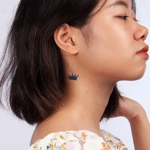 Hình Xăm Vương Miện Mini Ở Sau Tai