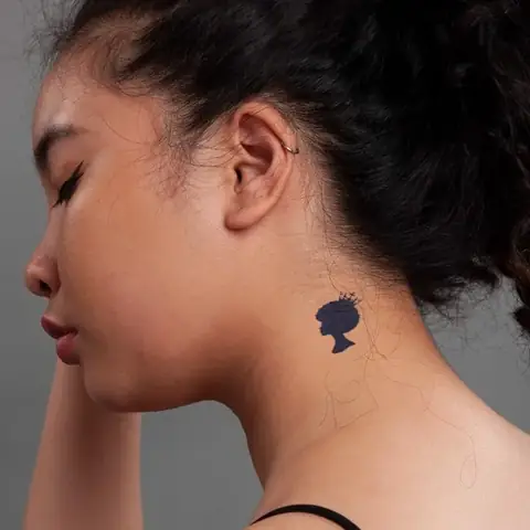Hình Xăm Vương Miện Mini Ở Sau Tai
