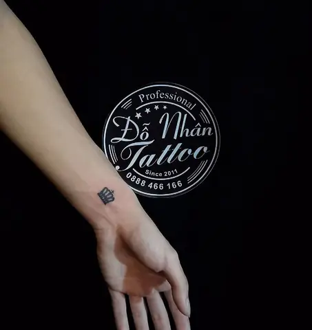 Hình Ảnh Cho Hình Xăm Vương Miện Mini Cho Nữ Ở Ngón Tay: Hình Ảnh Cho Hình Xăm Vương Miện Mini Cho Nữ Ở Ngón Tay: