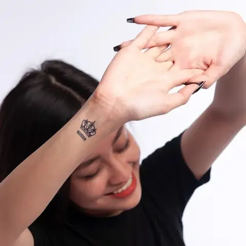 Hình Ảnh Cho Hình Xăm Vương Miện Mini Cho Nữ Ở Ngón Tay: Hình Ảnh Cho Hình Xăm Vương Miện Mini Cho Nữ Ở Ngón Tay: