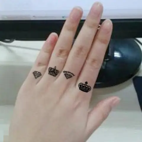 Hình Xăm Vương Miện Mini Cho Nữ Ngón Tay Có Ý Nghĩa Gì? Hình Xăm Vương Miện Mini Cho Nữ Ngón Tay Có Ý Nghĩa Gì?