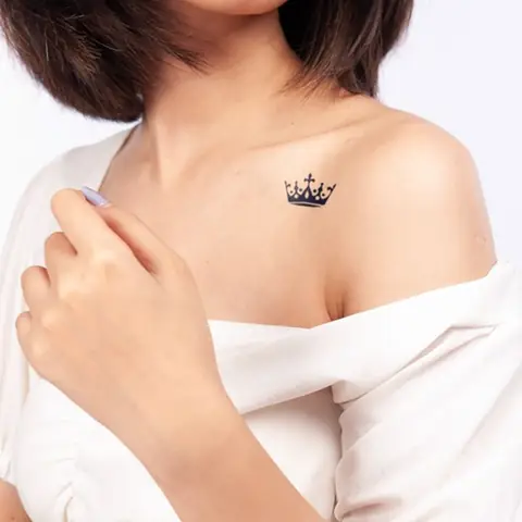 Hình Ảnh Cho Hình Xăm Vương Miện Mini Cho Nữ Ở Ngón Tay: Hình Ảnh Cho Hình Xăm Vương Miện Mini Cho Nữ Ở Ngón Tay: