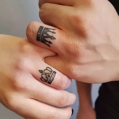 Hình Ảnh Cho Hình Xăm Vương Miện Mini Cho Nữ Ở Ngón Tay: Hình Ảnh Cho Hình Xăm Vương Miện Mini Cho Nữ Ở Ngón Tay: