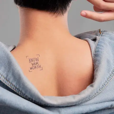 Hình Xăm Chữ Dọc Sống Lưng