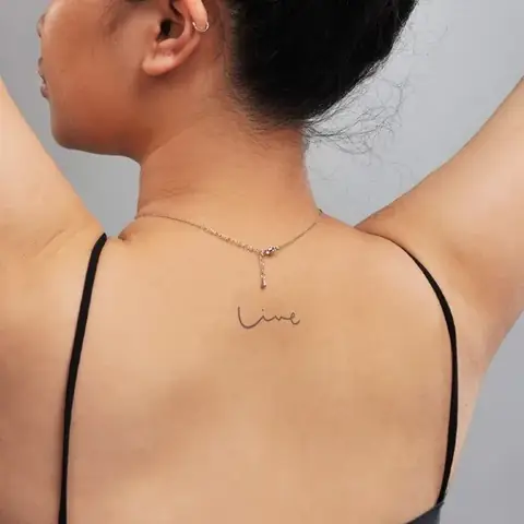 Hình Xăm Chữ Dọc Sống Lưng