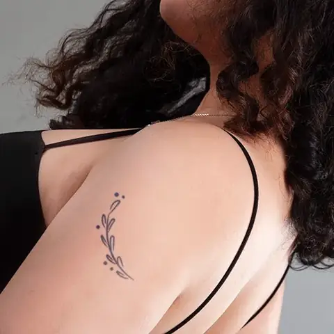 Hình Xăm Hoa Lá Cành Đẹp Ở Bả Vai Cho Nữ