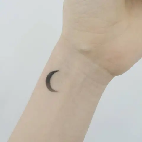 "có Những Đêm Bầy Sói Im Lặng Chỉ Còn Lại Vầng Trăng"