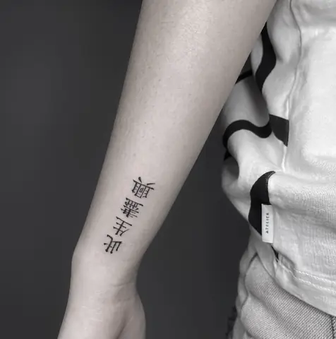 12. Hình Xăm Trung Quốc Trên Cổ Tay