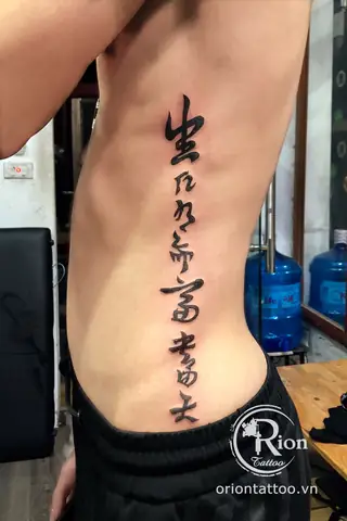 Hình Ảnh Cho Hình Xăm Chữ Ở Eo Cho Nam: