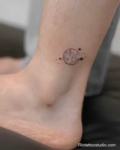 Hình Xăm Trái Đất Mini Tại Rio Tattoo Studio Mang Vẻ Đẹp Tinh Tế, Nhỏ Gọn Nhưng Chứa Đựng Ý Nghĩa Sâu Sắc Về Tình Yêu Và Sự Gắn Kết Với Thế Giới.