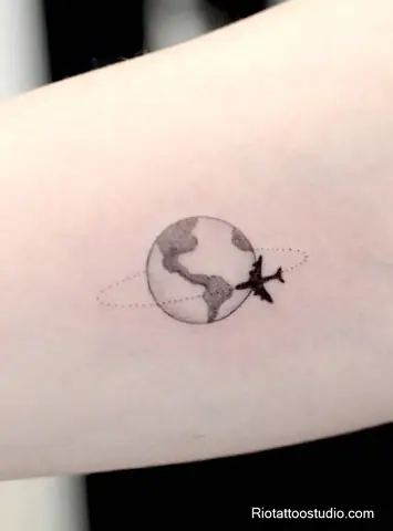Hình Xăm Trái Đất Mini Tại Rio Tattoo Studio Mang Vẻ Đẹp Tinh Tế, Nhỏ Gọn Nhưng Chứa Đựng Ý Nghĩa Sâu Sắc Về Tình Yêu Và Sự Gắn Kết Với Thế Giới.
