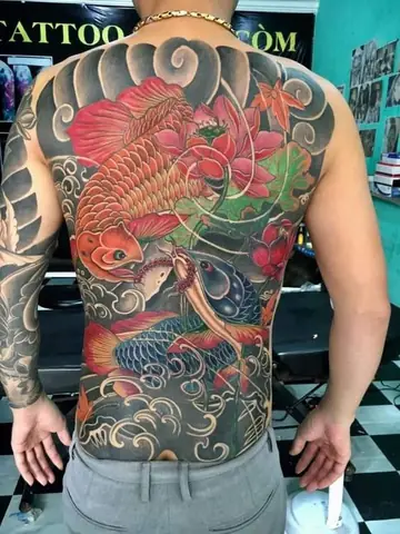 Hình Xăm Cá Rồng Ở Ngực: Táo Bạo, Quyến Rũ