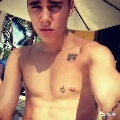 Hình Xăm Chữ Thư Pháp Của Justin Bieber