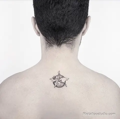 Hình Xăm Trái Đất Mini Tại Rio Tattoo Studio Mang Vẻ Đẹp Tinh Tế, Nhỏ Gọn Nhưng Chứa Đựng Ý Nghĩa Sâu Sắc Về Tình Yêu Và Sự Gắn Kết Với Thế Giới.