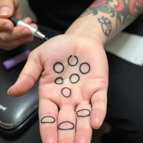 Những Điều Cần Biết Về Quy Trình Xăm Và Chăm Sóc Hình Xăm 2 Vòng Tròn