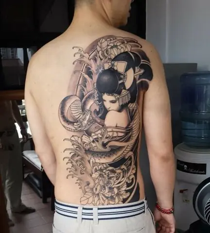 Geisha Ở Lưng
