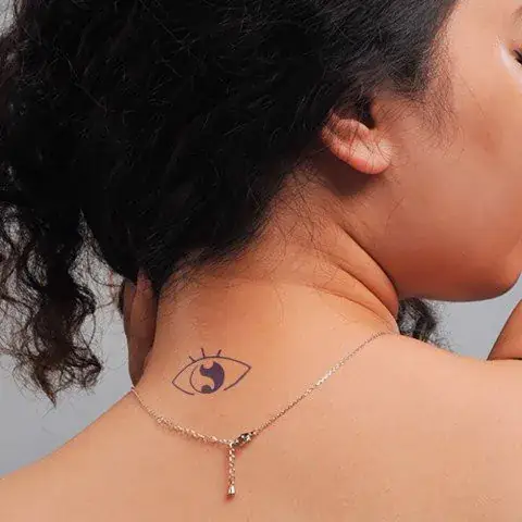 Hình Xăm Con Mắt Mini Ở Sau Gáy Hình Xăm Con Mắt Mini Ở Sau Gáy