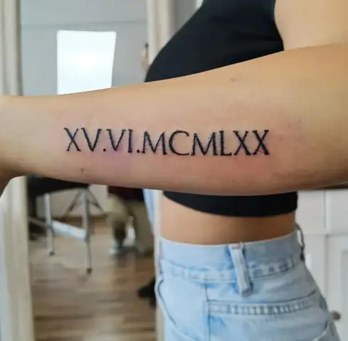 11. Hình Xăm Chữ Số La Mã Trên Cánh Tay
