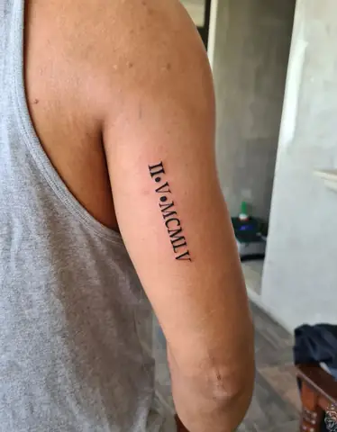 Hình Xăm Chữ Số La Mã Trên Vai