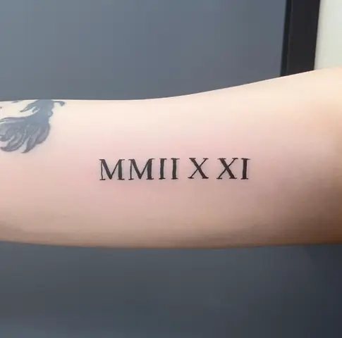 13. Hình Xăm Chữ Số La Mã Vạch Đen