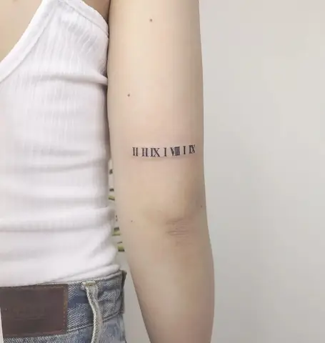 Hình Xăm Chữ Số La Mã Viền Đen