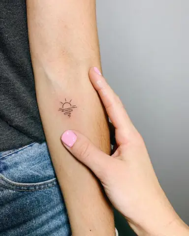 Ý Nghĩa Sâu Sắc Của Hình Xăm Mặt Trời Mini