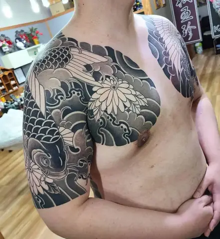 Lưu Ý Quan Trọng Trước Khi Xăm Hình Nhật Cổ Ôm Cá Chép