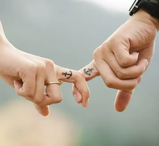 Hình Xăm Đôi Ở Ngón Tay: Gợi Ý Tượng Trưng Bền Chặt