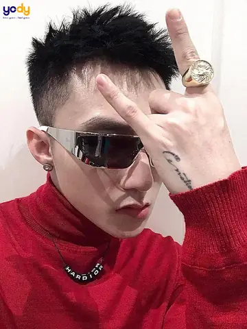 Ý Nghĩa Hình Xăm Micro Và Chữ “emotion” Ở Cạnh Bàn Tay