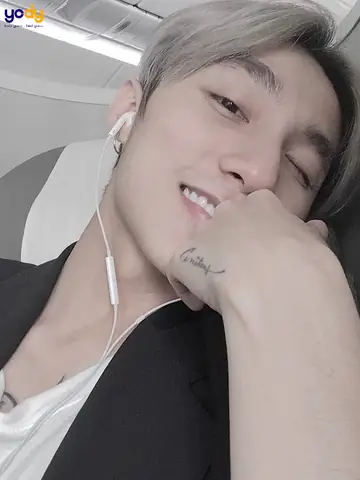 Ý Nghĩa Hình Xăm Micro Và Chữ “emotion” Ở Cạnh Bàn Tay