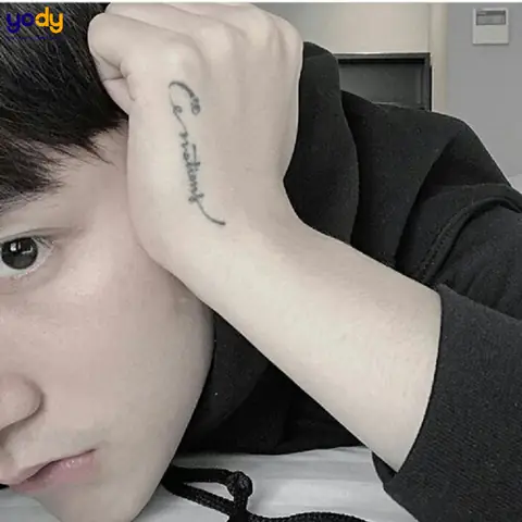 Ý Nghĩa Hình Xăm Micro Và Chữ “emotion” Ở Cạnh Bàn Tay