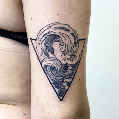 Tattoo Tam Giác Và Sóng Biển Ý Nghĩa