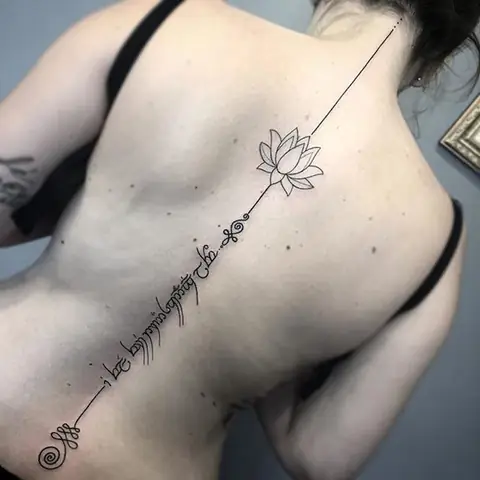 13. Hình Xăm Cột Sống: