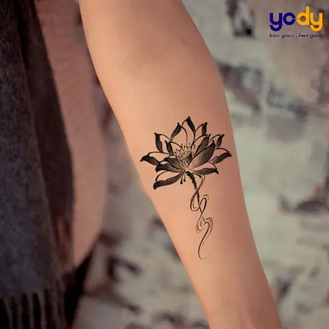 Hình Xăm Hoa Sen Đen Trắng