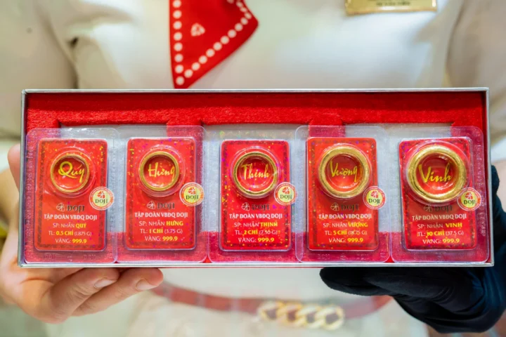 Người dân mua vàng tại cửa hàng Doji
