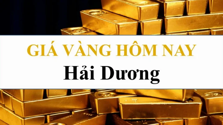 Người dân xem bảng giá vàng