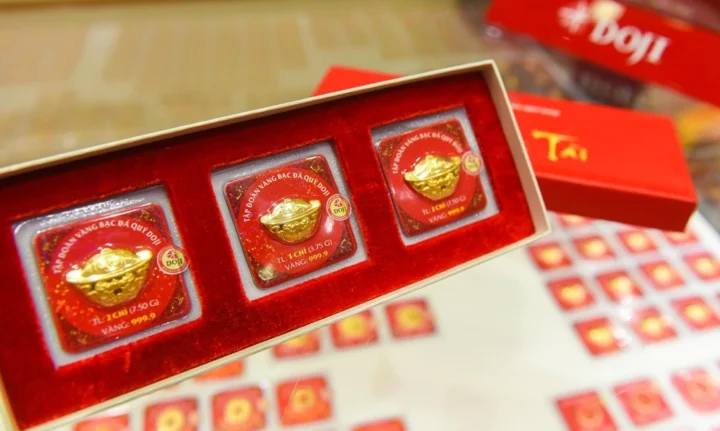 Người dân xem giá vàng tại cửa hàng