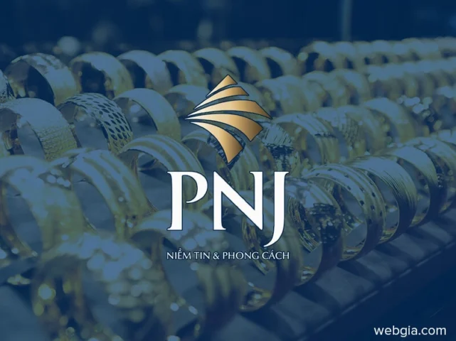Cửa hàng PNJ trưng bày sản phẩm vàng