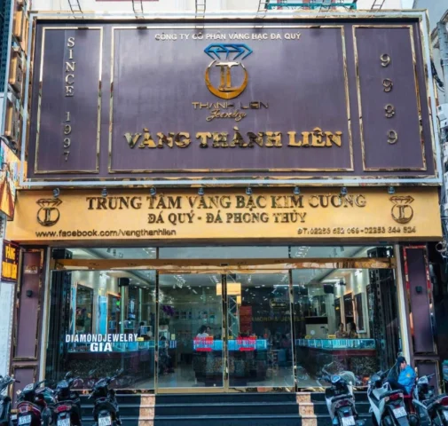 Vàng Thành Liên: Hành Trình 70 Năm Định Hình Ngành Trang Sức Việt Cửa hàng Vàng Thành Liên trưng bày sản phẩm cao cấp