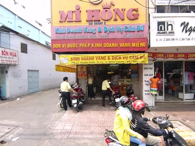 Mi Hồng Bình Thạnh: Địa Chỉ Vàng Uy Tín và Cập Nhật Giá Vàng 2026 Khách hàng giao dịch tại tiệm vàng