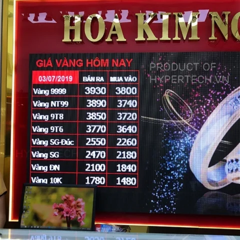 Giá Vàng Hoa Kim Nguyên 2026: Dự Báo & Phân Tích Chuyên Sâu Màn hình hiển thị giá vàng điện tử